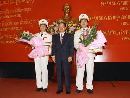Bộ trưởng Bộ An ninh Lào Thoong băn Sẻng a phon trao Huân chương Tự do hạng Nhất tặng Thượng tướng Trần Đại Quang, Bộ trưởng và Thượng tướng Đặng Văn Hiếu, Thứ trưởng Thường trực Bộ Công an Việt Nam.