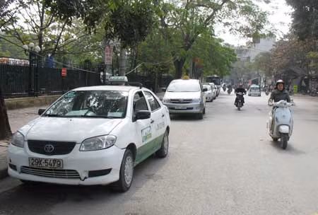 Nhiều taxi giả danh lừa tiền khách ảnh 1