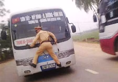 Xử lý 2 vụ chống CSGT tại Thủ đô: "Bên nghiêm khắc, bên nhẹ hều" ảnh 1
