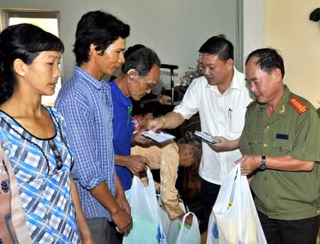 Trao quà Tết, gieo mầm Xuân nhân ái ảnh 3