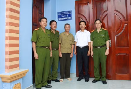 Trao nhà tình nghĩa cho các gia đình thương binh Trần Xuân Đắc ảnh 1