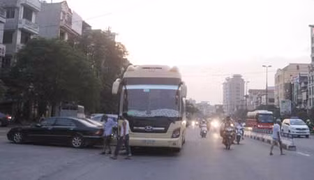 Xe của Công ty Thương mại vận tải du lịch Hưng Thành đỗ ngay tại lòng đường Trần Khát Chân để đón khách. Ảnh: PV.