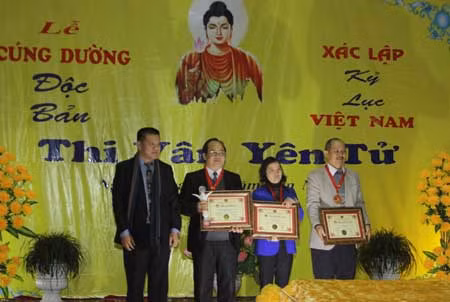 Xác lập kỷ lục Việt Nam cho cuốn Độc bản Thi Vân Yên Tử ảnh 1