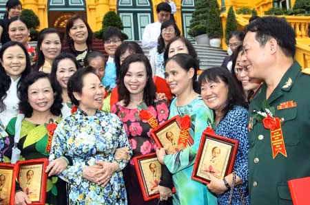 Phó Chủ tịch nước Nguyễn Thị Doan tiếp thân mật cán bộ công đoàn cơ sở tiêu biểu ảnh 1