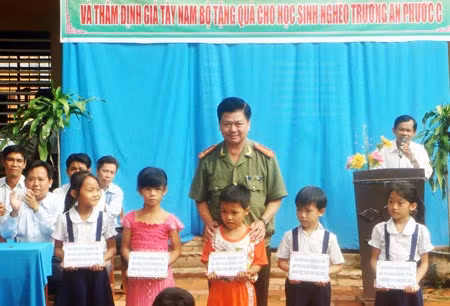 Góp phần chăm lo cho học sinh và gia đình nghèo ở nông thôn ảnh 1