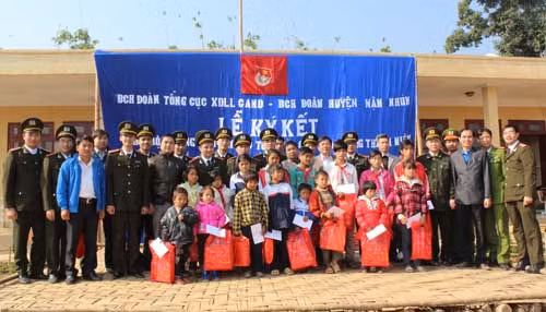 Tết này, đồng bào Nậm Pì no hơn, ấm hơn nhờ thanh niên Công an ảnh 1