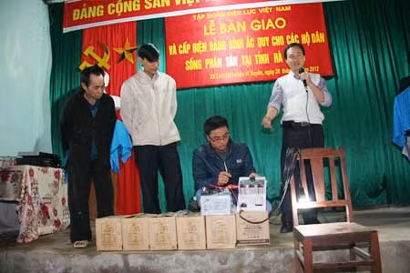 Cấp điện bằng bình ắc quy cho các hộ dân sống phân tán tại Hà Giang ảnh 1
