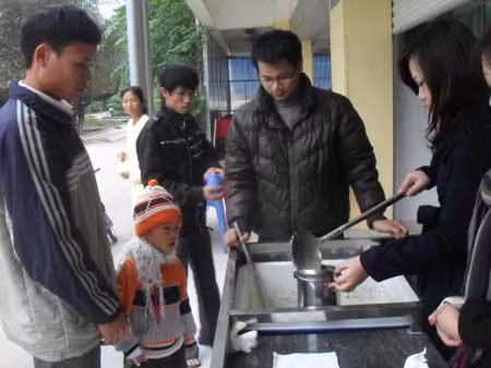 “Nồi cháo tình thương” - Ấm lòng bệnh nhi nghèo ảnh 1