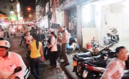 Bỏ buôn bán, lấy mặt bằng làm bãi giữ xe quanh chùa ảnh 1
