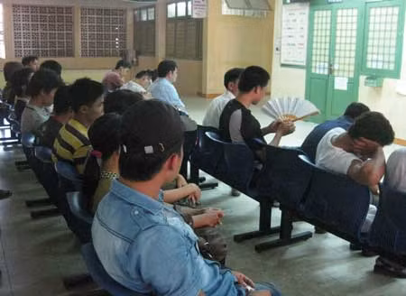 Người dân cũng cần "vào cuộc" hạn chế quá tải BV ảnh 1