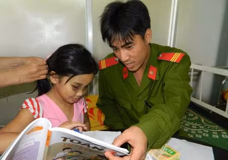 Lời khai kinh hoàng của người cha hành hạ con nuôi ảnh 1