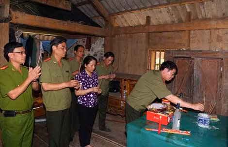 Thứ trưởng Bùi Văn Nam thăm hỏi, tặng quà gia đình đồng chí Lường Văn Quang ảnh 1