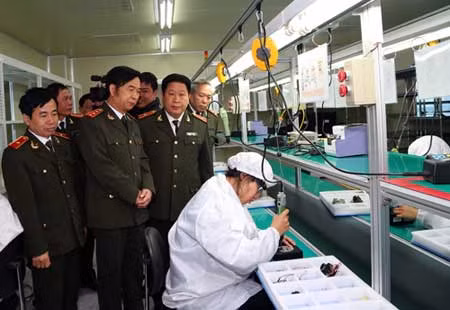 Thứ trưởng Thường trực Đặng Văn Hiếu kiểm tra công tác sản xuất tại các doanh nghiệp CAND ảnh 1