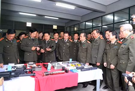 Thứ trưởng Thường trực Đặng Văn Hiếu kiểm tra công tác sản xuất tại các doanh nghiệp CAND ảnh 4