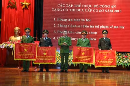 Thứ trưởng Lê Quý Vương dự Hội nghị triển khai công tác năm 2014 tại Công an tỉnh Điện Biên ảnh 5