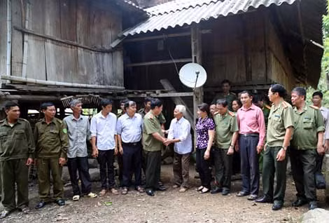 Thứ trưởng Bùi Văn Nam thăm hỏi, tặng quà gia đình đồng chí Lường Văn Quang ảnh 2