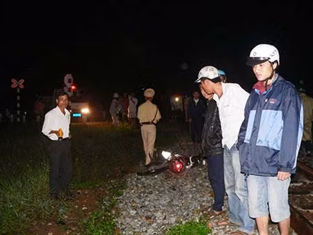 Quảng Trị: Xe máy tông vào tàu hỏa, 3 người bị thương nặng ảnh 1