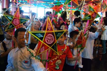 Hàng nghìn trẻ em tham gia chương trình Trung thu 2012 - Vui cùng đồ chơi dân gian ảnh 1