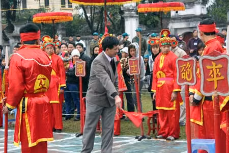 Đến lễ hội Cổ Loa chơi trò chơi truyền thống ảnh 1