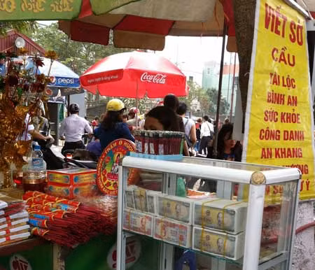 Nhộn nhịp mua bán tiền, rải tiền lẻ trắng chùa ảnh 1