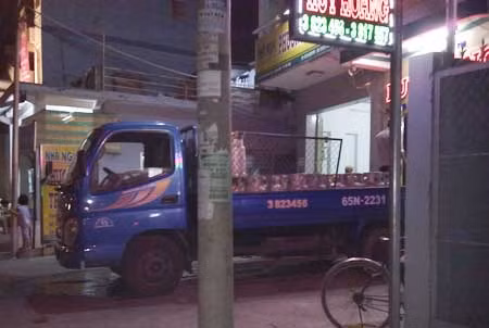 Bị thu hồi giấy phép, vẫn kinh doanh bình thường ảnh 1
