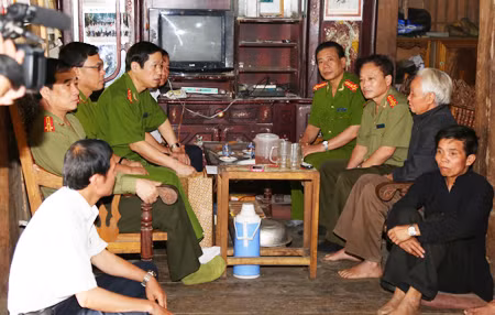 Thăm hỏi, hỗ trợ gia đình Công an viên bị kẻ xấu sát hại ảnh 1