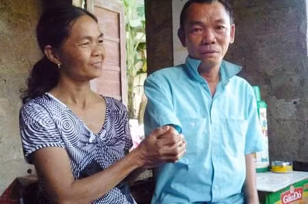 Người đàn ông tật nguyền hát rong nuôi 3 con ăn học thành tài ảnh 1