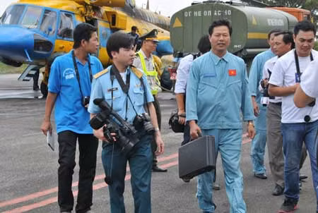 Rất đông PV chờ tin tức từ tổ bay Mi 171 sau đợt tìm kiếm trên bộ nhưng vẫn không có kết quả về máy bay bị mất tích.