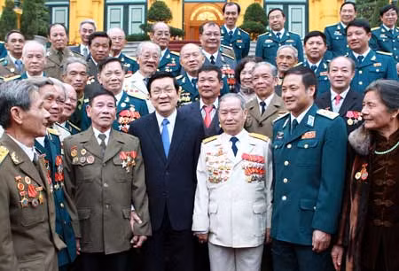 Chủ tịch nước Trương Tấn Sang gặp mặt cựu chiến binh, cựu dân quân, tự vệ phòng không, không quân tiêu biểu ảnh 1