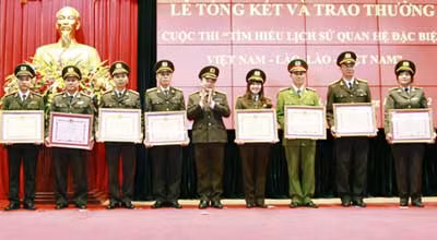 Trung tướng Bùi Quang Bền, Ủy viên Trung ương Đảng, Thứ trưởng Bộ Công an trao Bằng khen của Bộ Công an cho 12 tập thể, cá nhân có thành tích xuất sắc trong tổ chức thực hiện Cuộc thi.