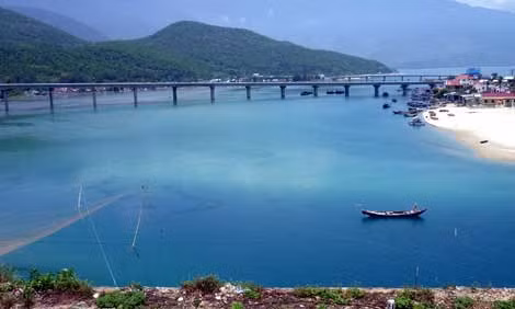Loay hoay giải quyết ô nhiễm vịnh Lăng Cô ảnh 1