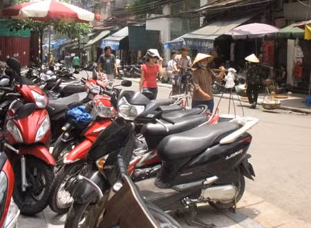 Hà Nội: Vẫn tái diễn nạn giành nhau vỉa hè để kinh doanh ảnh 1
