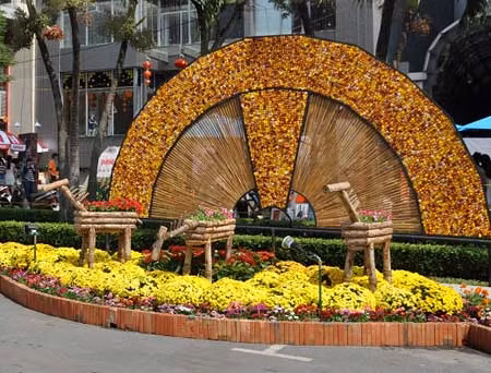 Ngựa chở hoa được thiết kế bằng chất liệu tre, gỗ, hoa tươi cho sắc xuân thêm rực rỡ.