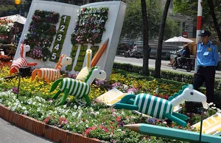 Ngựa học bài dành cho các khách nhí du xuân.