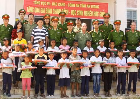 Chuyến đi ý nghĩa về với quê hương Bác Tôn ảnh 1