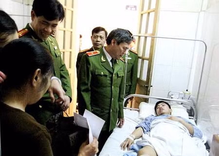 Lãnh đạo Công an TP Hà Nội thăm hỏi Trung sỹ Nguyễn Doãn Hải bị thương khi làm nhiệm vụ ảnh 1