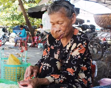 Cụ Nguyễn Thị Lành đang mưu sinh ở chợ Hòa Khánh.