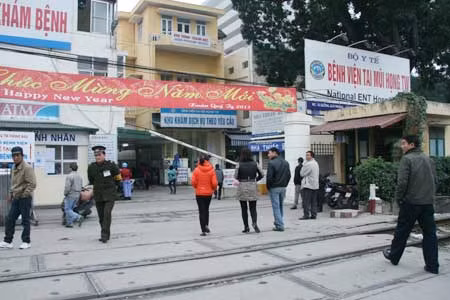 “Cò” hoành hành trước cổng BV Tai Mũi Họng Trung ương ảnh 1