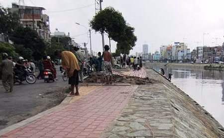 Ông cụ 70 tuổi cùng xe đạp rơi xuống kênh chết đuối ảnh 1