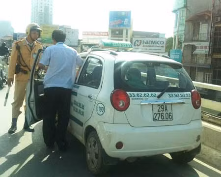 Nhiều lộn xộn hoạt động taxi Hà Nội dịp cuối năm ảnh 1