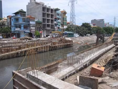 Làm cầu "quên" dựng biển báo, rào chắn ảnh 1