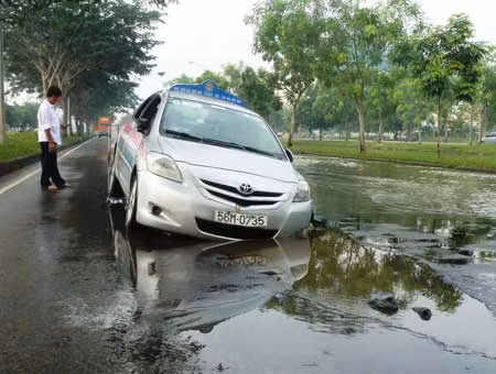 TPHCM: “Ổ voi” trên đại lộ Nguyễn Văn Linh làm container rơi thùng, taxi chui lọt ảnh 1