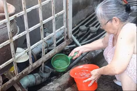 Bì bõm lội nước cống giữa trung tâm TP HCM ảnh 1