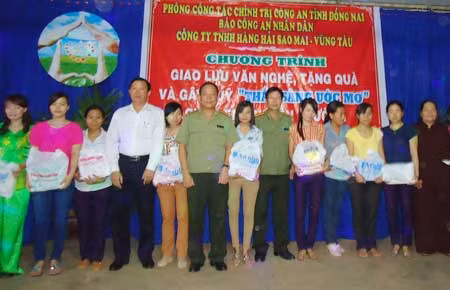 Giao lưu văn nghệ, gây quỹ “Thắp sáng ước mơ, cùng em vui đến trường” ảnh 1