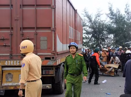Tử vong dưới gầm container ảnh 2