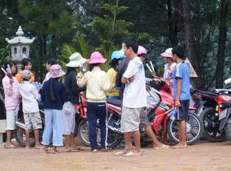 Nỗ lực dẹp nạn chèo kéo, đeo bám du khách ở cố đô Huế ảnh 1