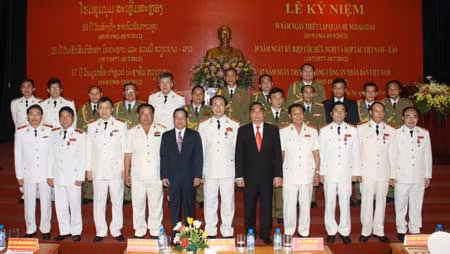 Đồng chí Lê Hồng Anh, Ủy viên Bộ Chính trị, Thường trực Ban Bí thư TW Đảng; Thượng tướng Trần Đại Quang, Ủy viên Bộ Chính trị, Bộ trưởng Bộ Công an; đồng chí Thoong băn Sẻng a phon, Bí thư TW Đảng NDCM, Bộ trưởng Bộ An ninh CHDCND Lào và các đại biểu dự lễ kỷ niệm. Ảnh: Công Gôn.