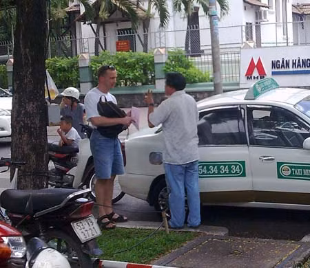 Bát nháo taxi “dù” tại Bảo tàng Chứng tích chiến tranh ảnh 1