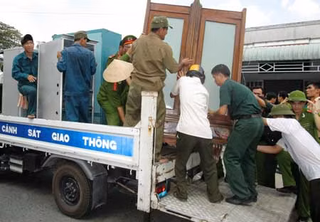 Cần Thơ di dời khẩn cấp 7 hộ dân khỏi khu vực sạt lở ảnh 1