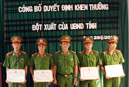 Tây Ninh: Khen thưởng trong vụ triệt phá đường dây thầu đề ảnh 1